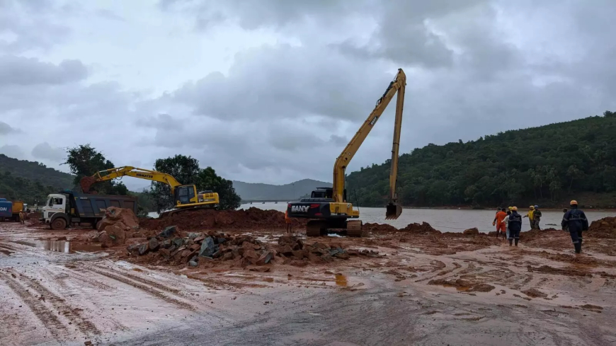 ಗುಡ್ಡಕುಸಿದ ಸ್ಥಳದಲ್ಲೇ ಮಾಲೀಕನಿಗಾಗಿ ಕಾದುಕುಳಿತ ಸಾಕು ನಾಯಿ!