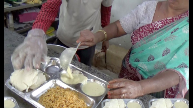 ಭದ್ರಾವತಿಯ ಹೊಳೆಹೊನ್ನೂರಿನಲ್ಲಿ ಇಂದಿರಾ ಕ್ಯಾಂಟೀನ್ ಉದ್ಘಾಟನೆ: ಕೇವಲ 5 ರೂಪಾಯಿಗೆ ಉಪಹಾರ!